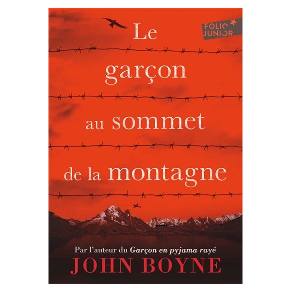 Le garçon au sommet de la montagne