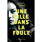 Une fille dans la foule