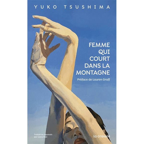 Femme qui court dans la montagne